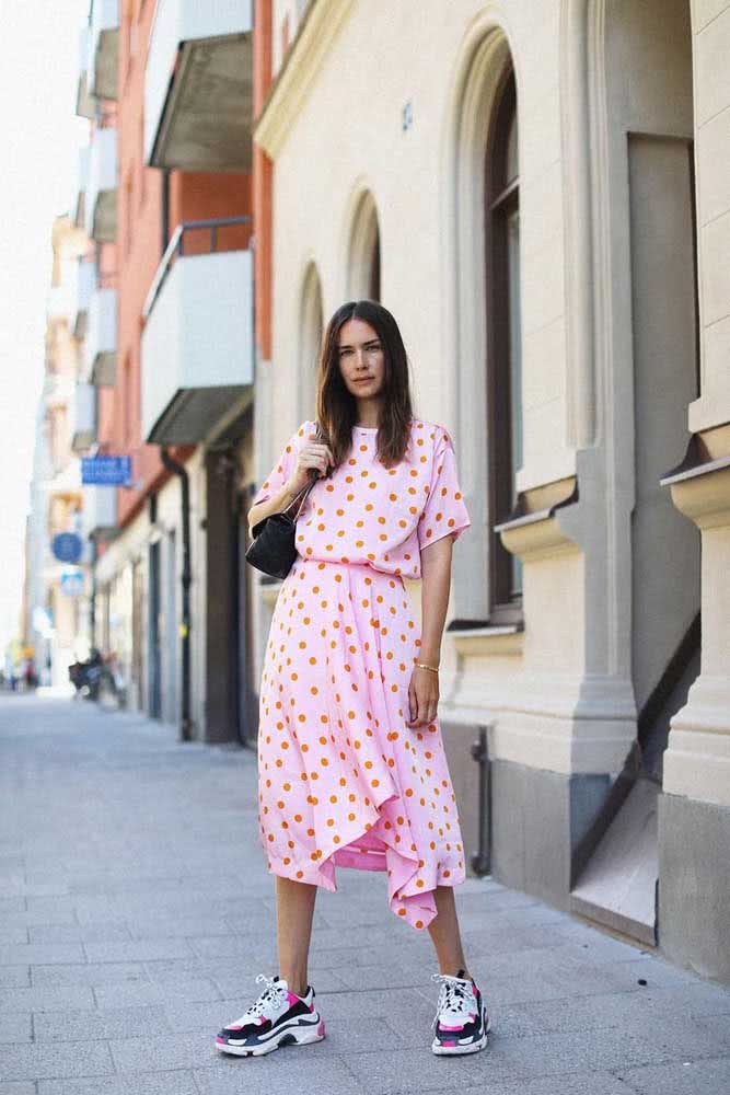 Outra forma de fazer composições divertidas de vestido com tênis é brincando com estampas e formas.