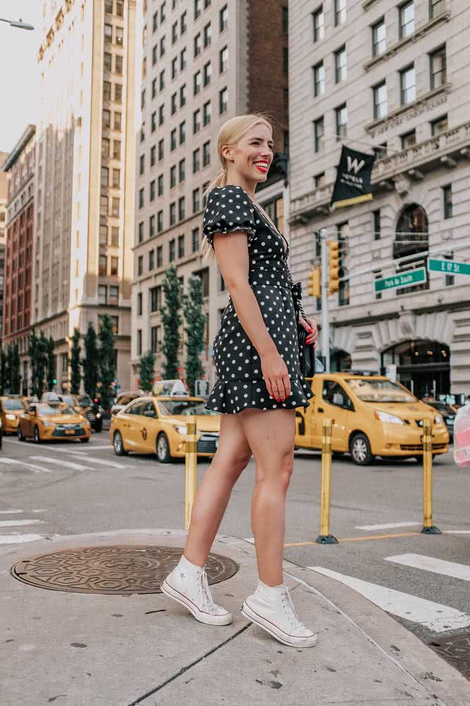 Um look divertido e jovial de vestido curto e tênis all star cano alto.