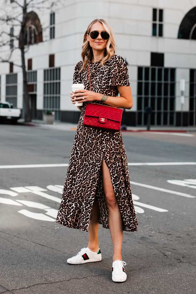 Este look com vestido midi com estampa animal print ganha ainda mais estilo e conforto quando usado junto com um tênis casual branco. 