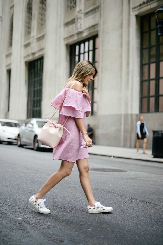 Vestido curto ombro a ombro rosa off-white com tênis casual estrelado para um clima romântico.