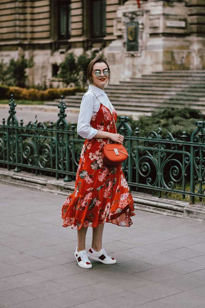 A sobreposição do vestido floral sobre camisa e tênis é outro exemplo perfeito do estilo Hi-Lo.