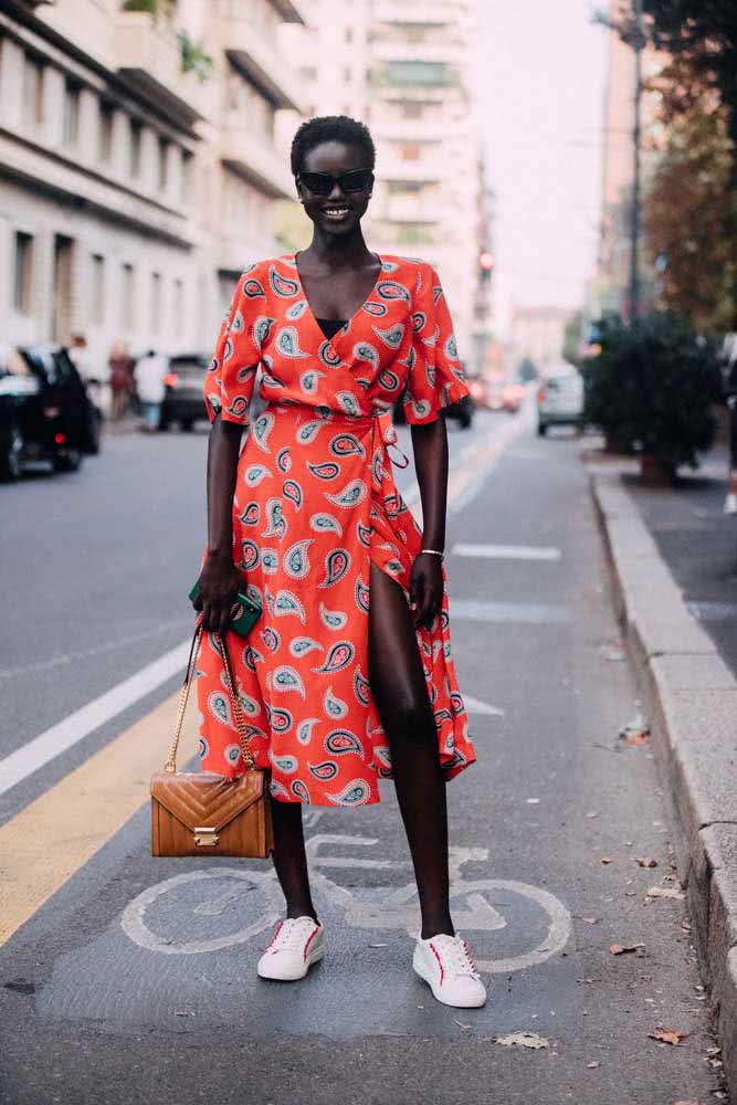 Outra ideia de look colorido e super leve com vestido soltinho com fenda e tênis casual branco.