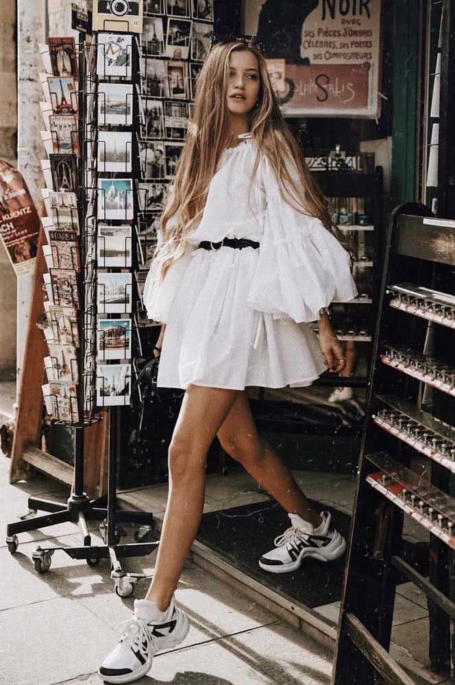 Um look para arrasar com vestido curto bufante e tênis dad sneakers.