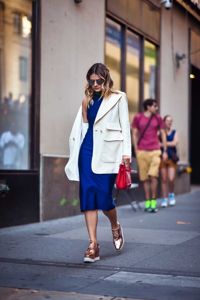 E, por fim, uma ideia de vestido social com tênis e blazer super elegante e poderosa para usar no trabalho. 