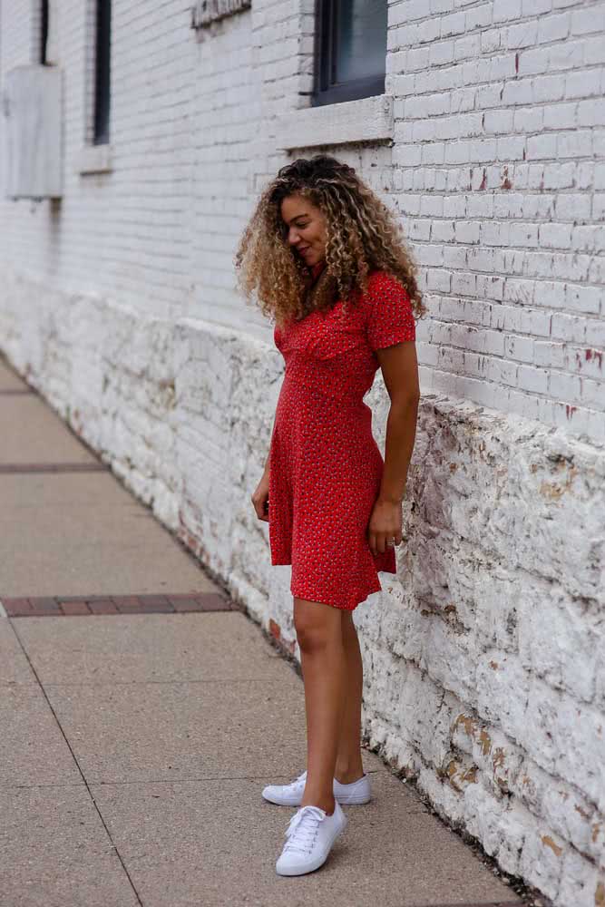 Look perfeito para um clima ensolarado e casual com vestido vermelho floral com tênis branco.