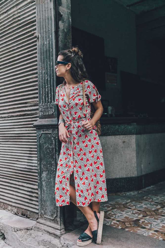 Já este visual casual apostou na estampa para esse vestido midi estilo kimono