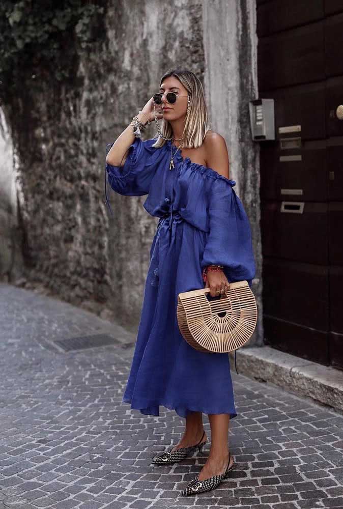 Esse vestido midi azul royal soltinho é outra ótima pedida para looks casuais e também festivos