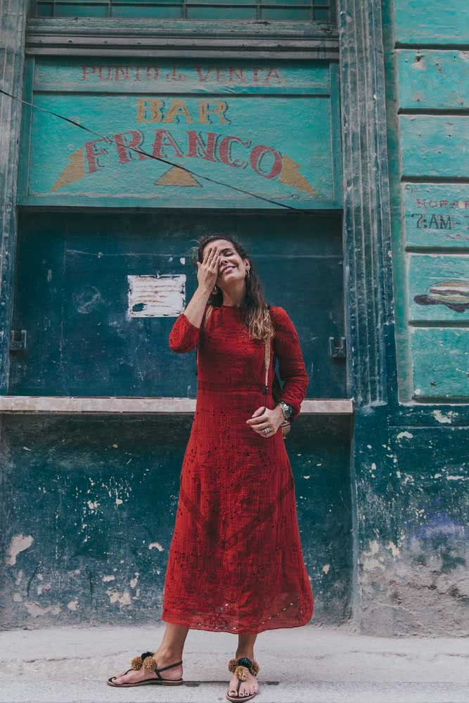 Para um clima ameno e casual, esse vestido midi vermelho com manga longa rendado 