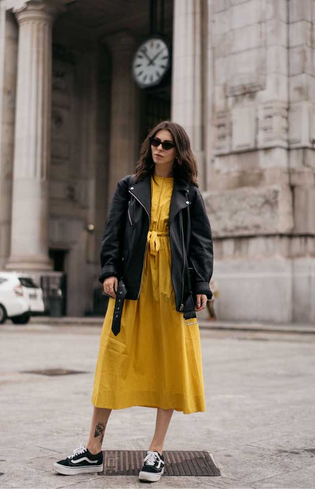 Jaqueta de couro pesada por cima do vestido midi leve é a combinação perfeita para um estilo Hi-lo