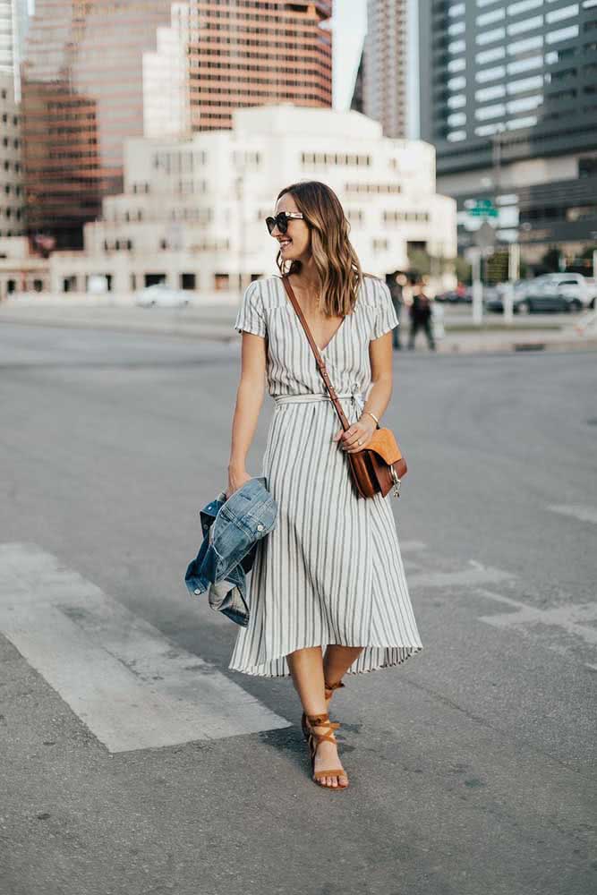 Confortável e cheia de estilo para um passeio com este vestido midi listrado