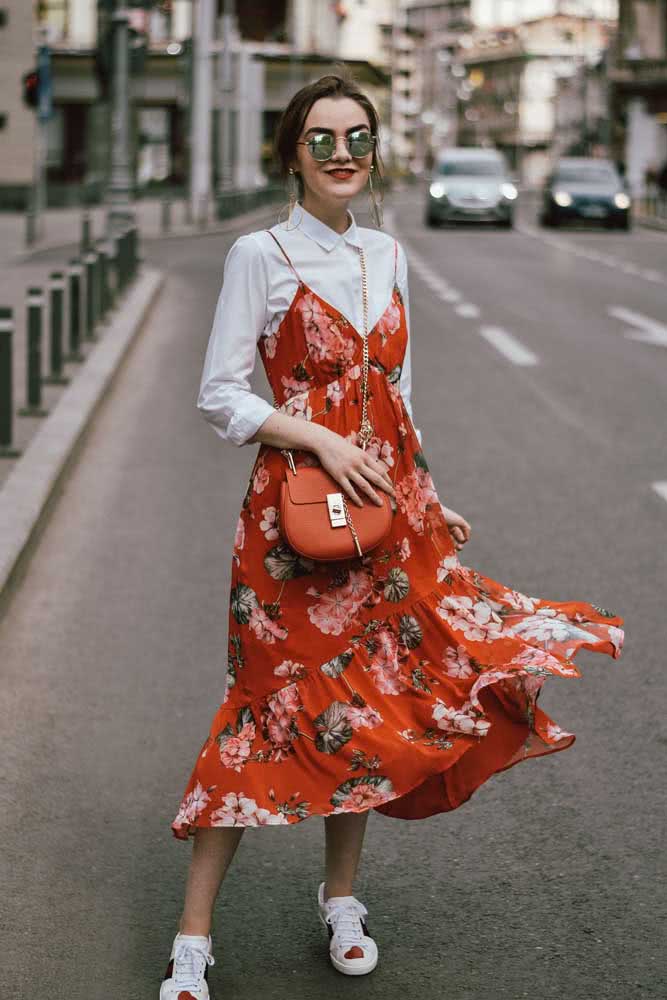 Outra ideia no estilo Hi-lo é essa sobreposição de camisa social com vestido midi floral