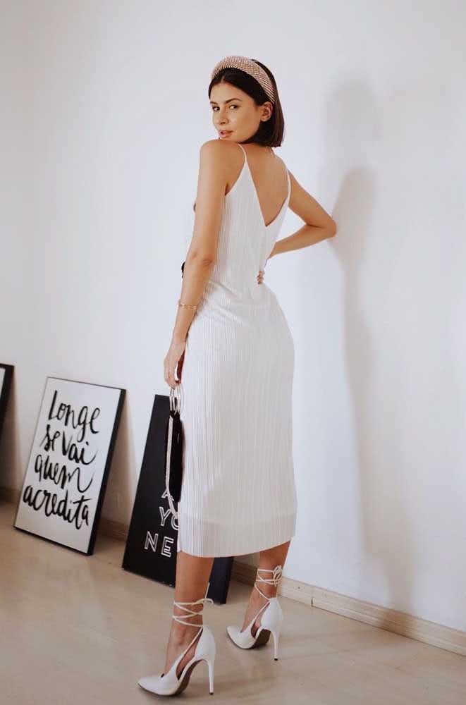 Look cheio de atitude com vestido midi branco e scarpin com amarração no tornozelo