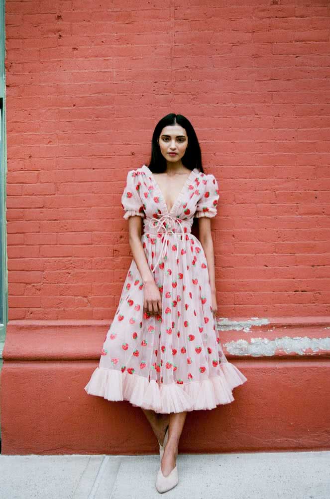 E para um estilo super romântico, um vestido midi rosado com babados