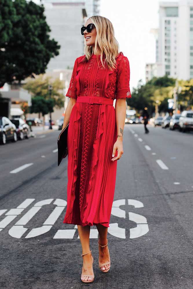 A renda aplicada no tecido traz mais textura e fluidez para este vestido midi vermelho super elegante