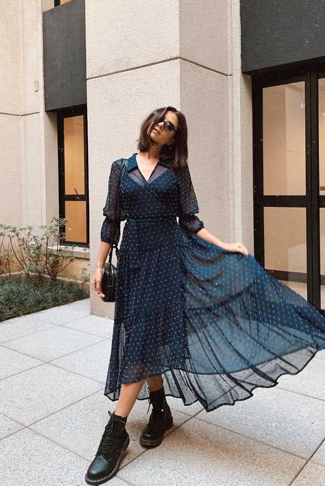 É possível combinar a leveza e fluidez do vestido midi com o coturno e criar um look super descolado