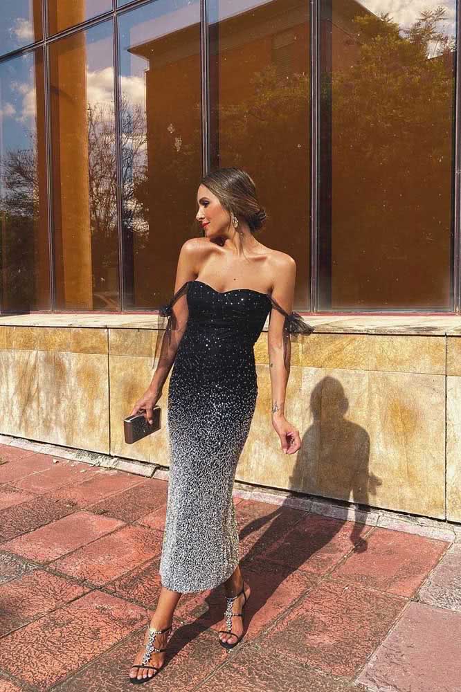 Muito brilho nesse vestido midi tubinho com degradê preto e branco, o look perfeito para usar em casamentos e festas