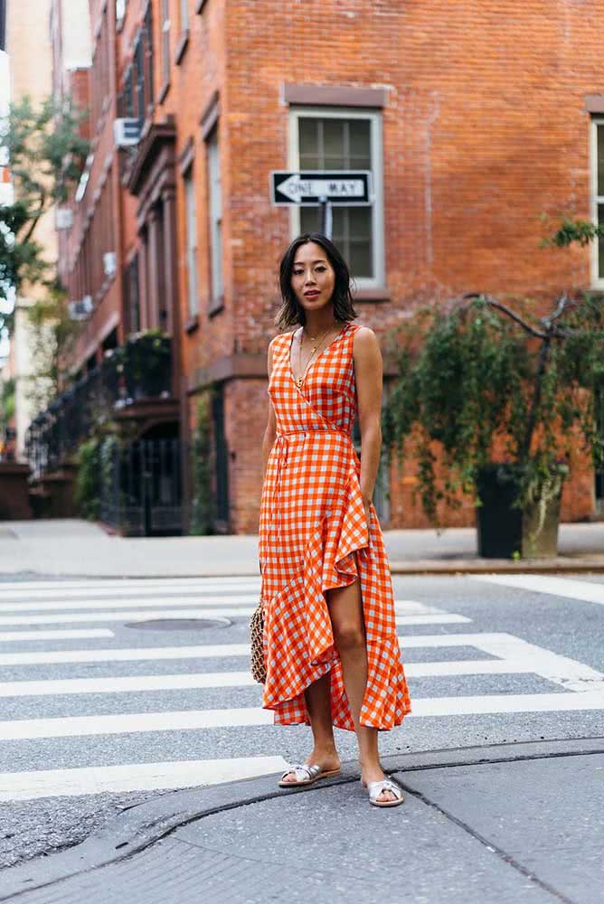 Soltinho e cheio de estilo, não é preciso muitos acessórios para compor esse visual com vestido midi