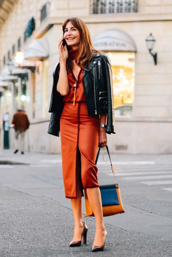 Branco e azul, essa combinação de cores é perfeita para um look com vestido midi para o verão