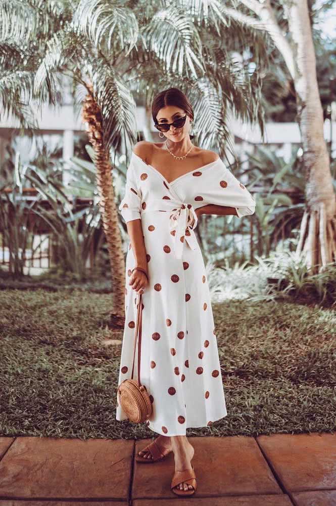 Vestido midi ombro a ombro, óculos e rasteirinha: look perfeito para aproveitar um dia de sol