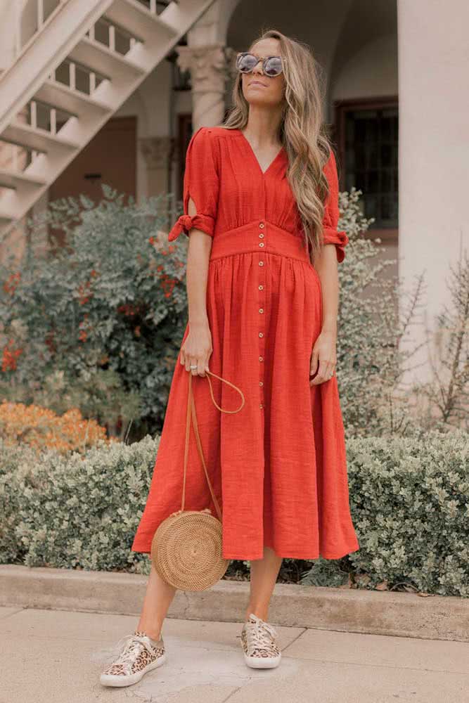 Outra opção perfeita para curtir o dia tranquilamente é com esse vestido midi vermelho com um tênis casual