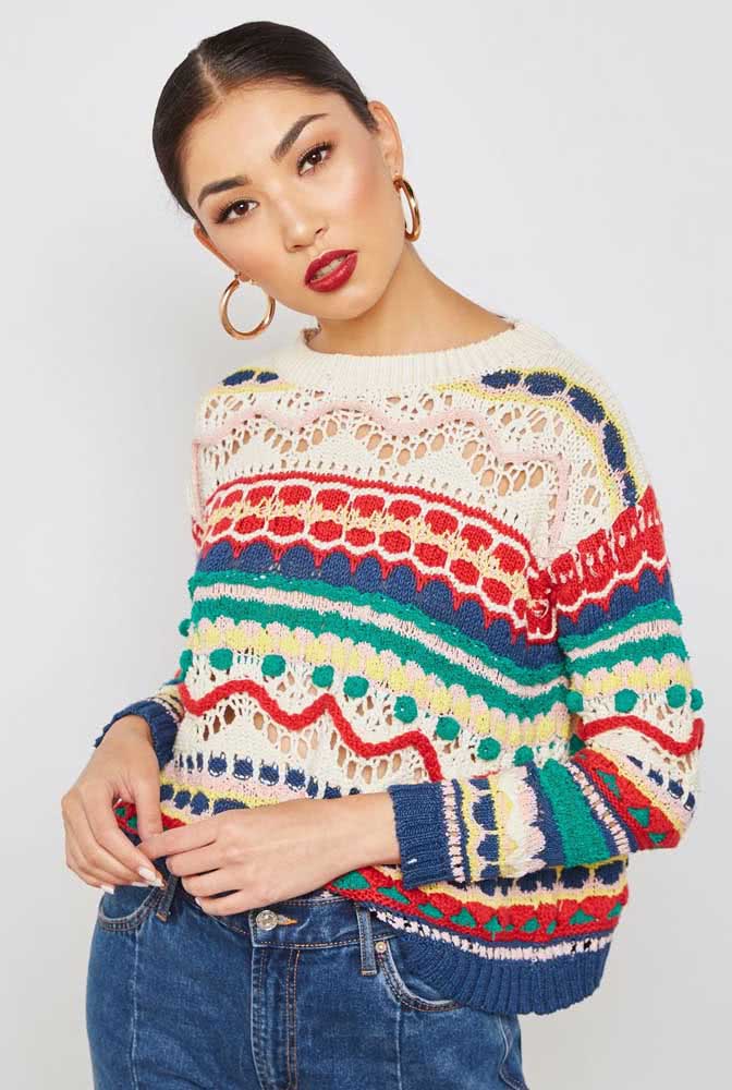 Os diferentes pontos que compõem essa blusa de crochê colorida traz mais textura e faz com que ela se destaque em qualquer look.