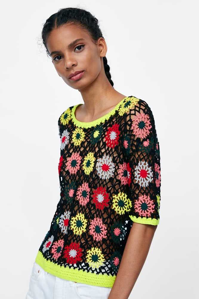 E por que não usar um padrão de flores como base para a sua blusa de crochê?