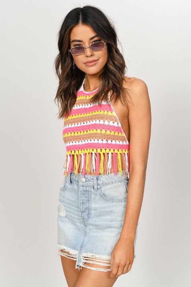 Cropped de crochê e saia jeans: um look simples e cheio de estilo para curtir um dia ensolarado onde quer que você esteja.