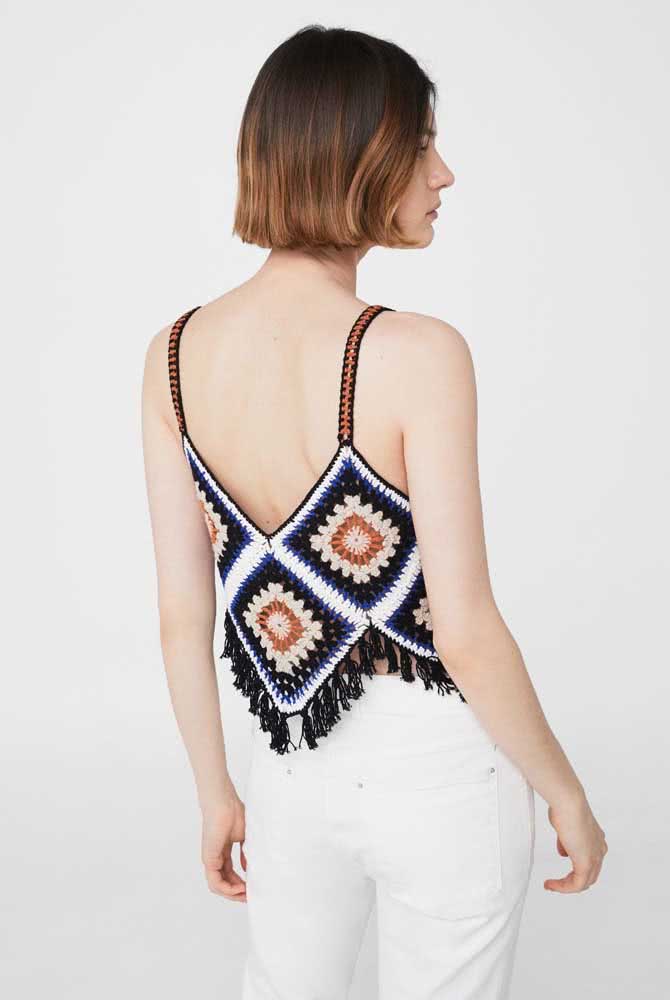 Use vários squares para compor uma blusa regata de crochê super delicada e elegante como esta aqui.