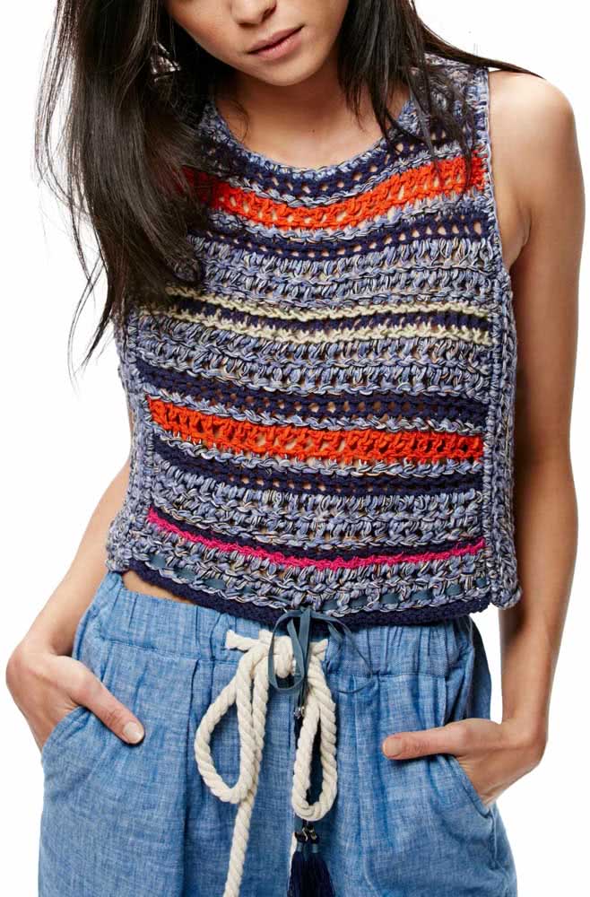 Para looks despojados, uma blusa de crochê sem mangas feita com linhas mescladas.