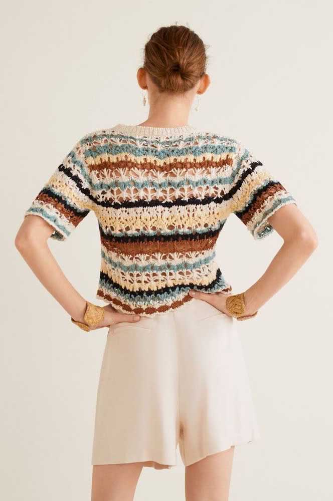 Blusa de crochê com listras diversas e muita delicadeza.