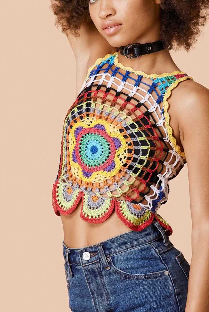 Vinda direto dos anos 90, uma ideia de cropped de crochê estilo mandala, como estrutura circular, pontos abertos e bem colorido!