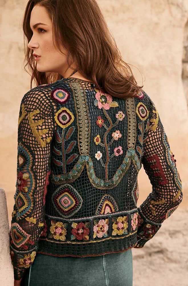 Mas se você busca uma inspiração no estilo Cottage core, confira esta ideia de blusa de crochê com aplicações florais na mesma técnica.