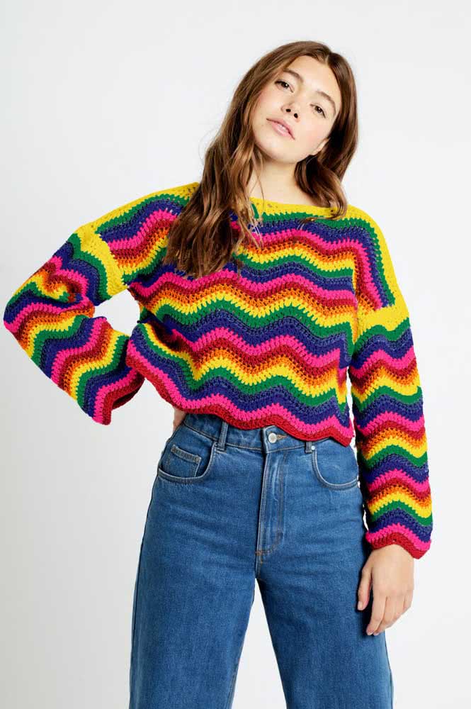 As listras onduladas nas cores do arco-íris fazem dessa blusa de crochê de manga comprida a opção super divertida e aconchegante para os dias em que o sol não aparece.