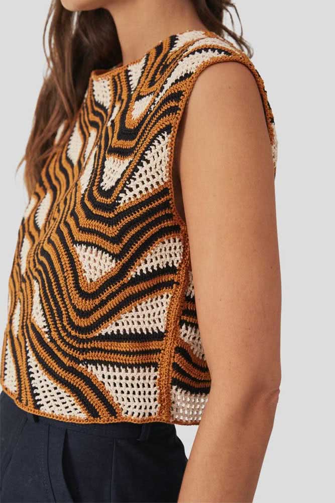 Uma blusa de crochê com uma estampa fora do padrão, num modelo perfeito para compor looks mais formais. 