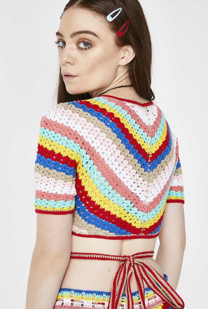 As listras em V incorporam mais cores nesta blusa de crochê e deixam a peça mais divertida e jovem. 