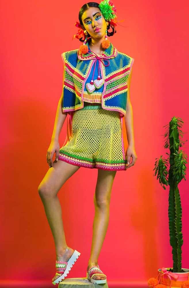 Mas se você quer um visual totalmente artesanal e cheio de diversão, dê uma olhada nesse conjunto de saia e bolero de crochê com cores neon. 