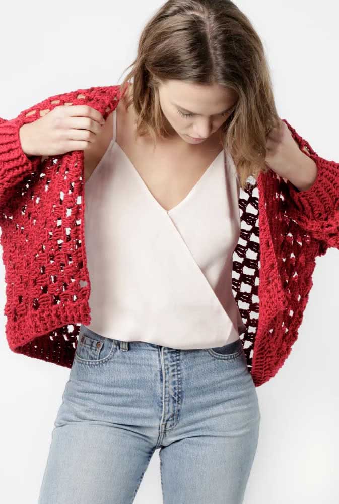 Numa modelagem soltinha e cheio de leveza, um bolero de crochê vermelho com padrão vazado para usar na meia estação. 