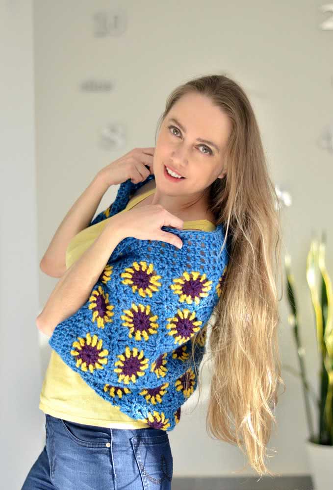 Com o tema de girassóis no fundo azul, este é outro modelo de bolero de crochê feito com squares para você se inspirar.