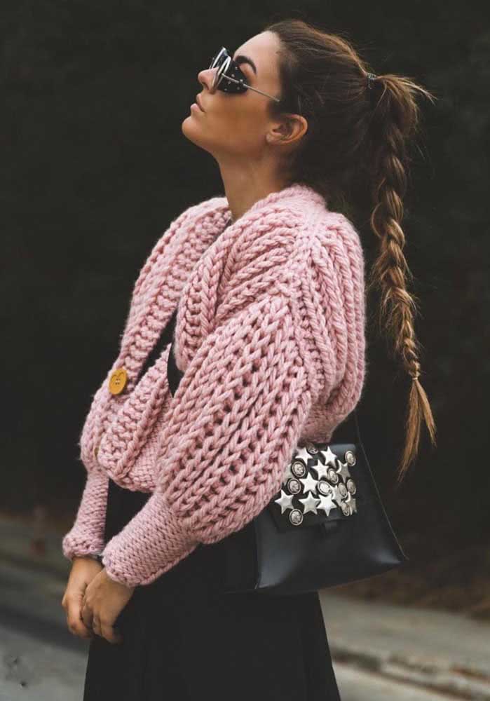 A textura e o volume do bolero de crochê rosa claro faz toda a diferença no estilo deste look digno de uma fashionista.