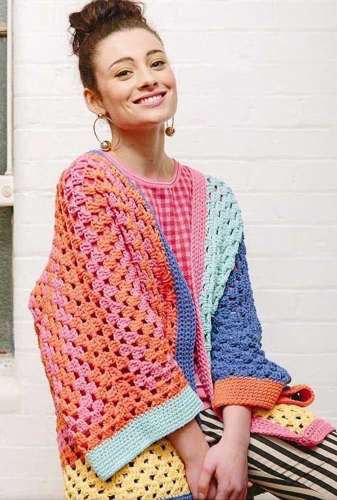 E por falar em colorido, confira essa ideia de bolero de crochê longo e com tons vibrantes.