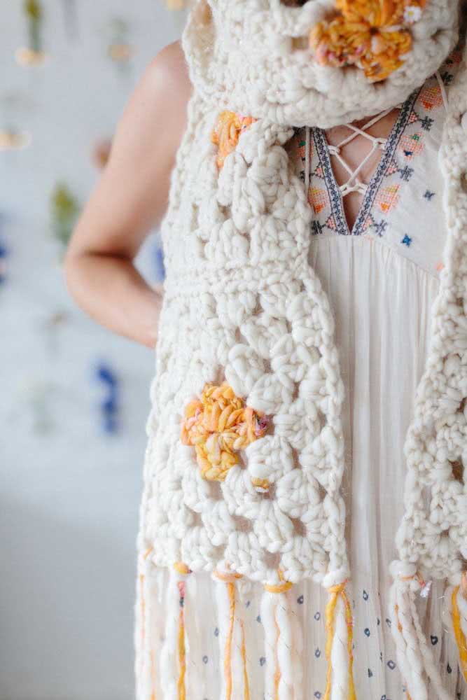 Cachecol de crochê com flores e franjas