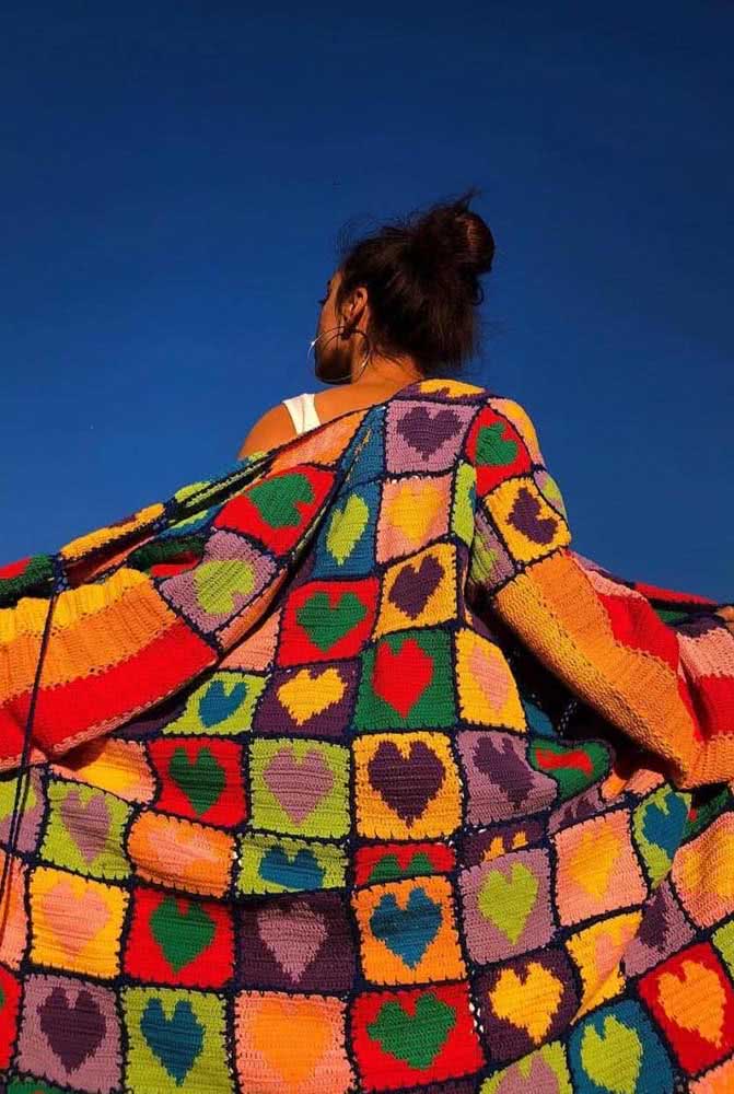 O mais interessante dos casacos de crochê feitos com squares é a possibilidade de incluir desenhos nos seus padrões.