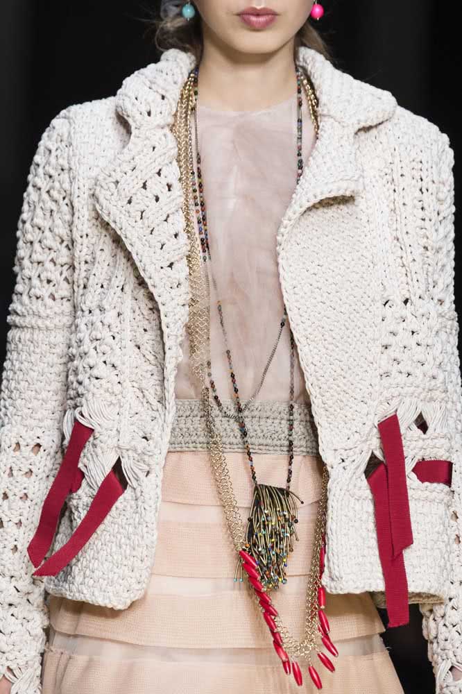 No molde de um blazer, esse casaco de crochê esbanja elegância para os looks mais sofisticados. 