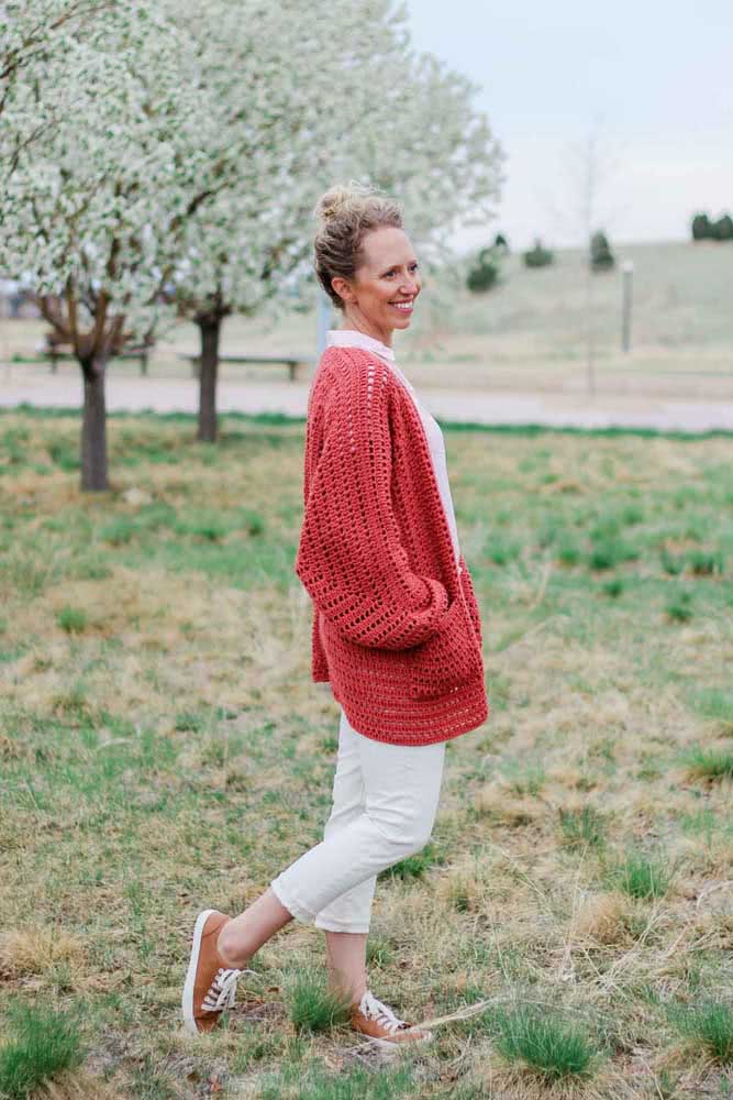 Esse casaco casulo coral com bolso completa e traz mais cor para esse look em tons pastéis, perfeito para curtir um dia no campo.