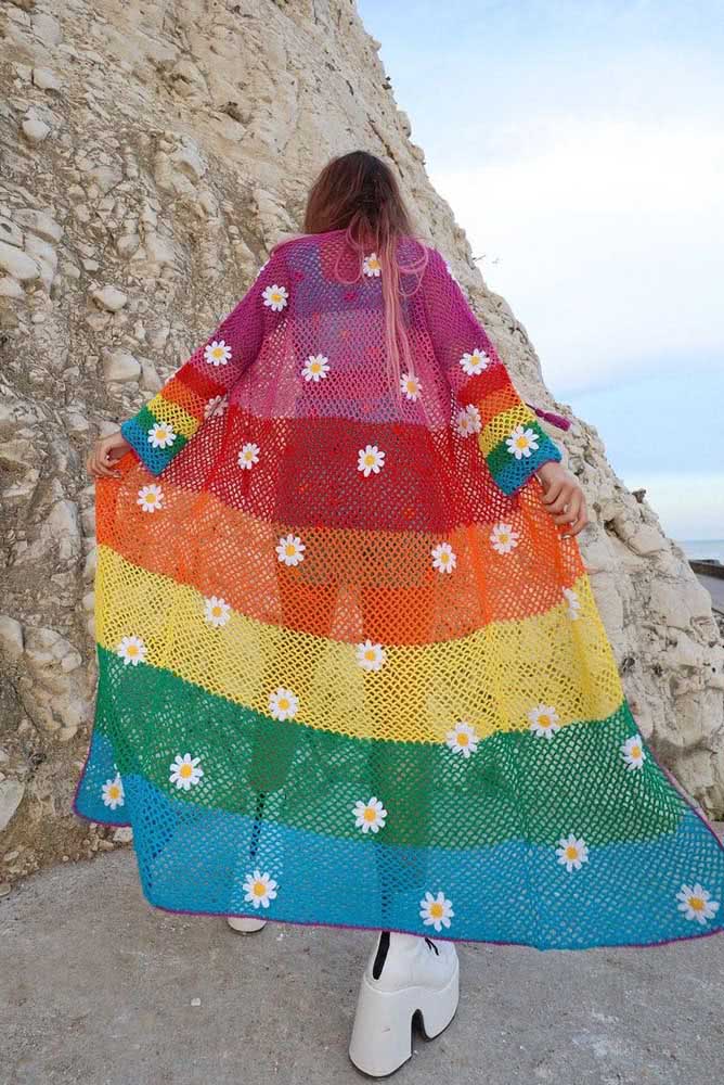 E que tal um casaco de crochê longo com as cores do arco-íris e margaridas aplicadas?
