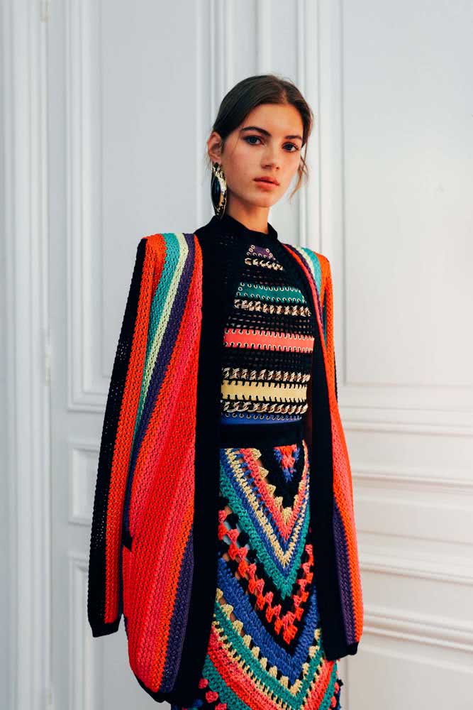 O par perfeito para um vestido super sofisticado de crochê é um casaco de crochê com moldes de alfaiataria.