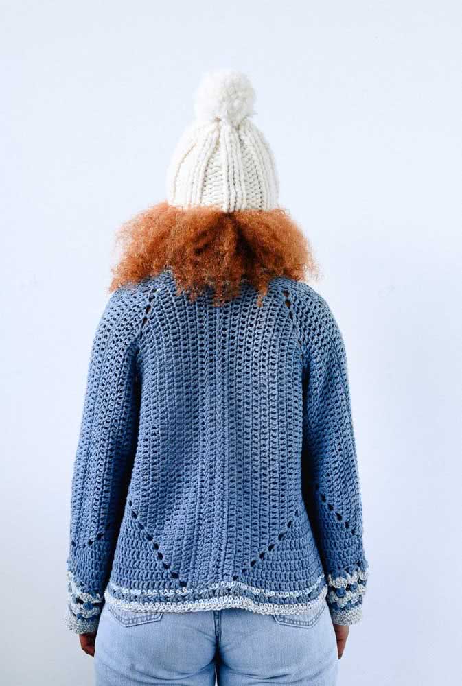 E para se manter quentinha, não tenha medo de combinar o seu casaco de crochê com outras peças artesanais, como esse gorro de tricô.