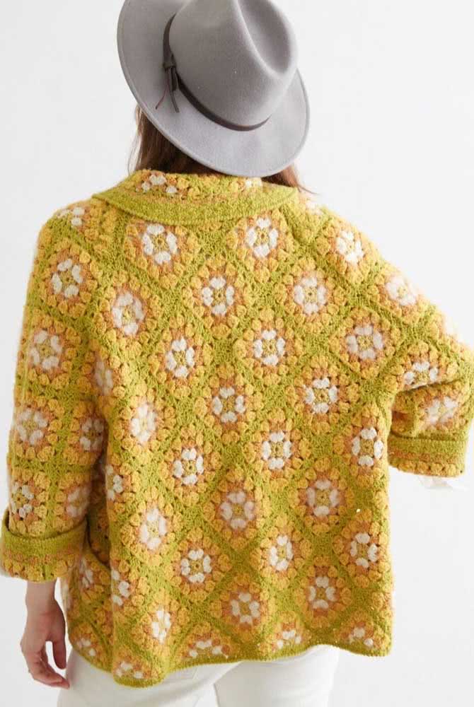 Posicione os seus squares em formato de losangos para dar um visual diferente e criativo para o seu casaco de crochê floral.