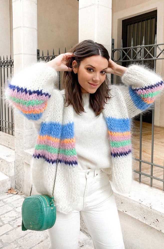 Além dos barbantes tradicionais, é possível criar casacos de crochê também com lãs. Neste exemplo, foi usado uma lã peludinha e super aconchegante para montar esse look branco.