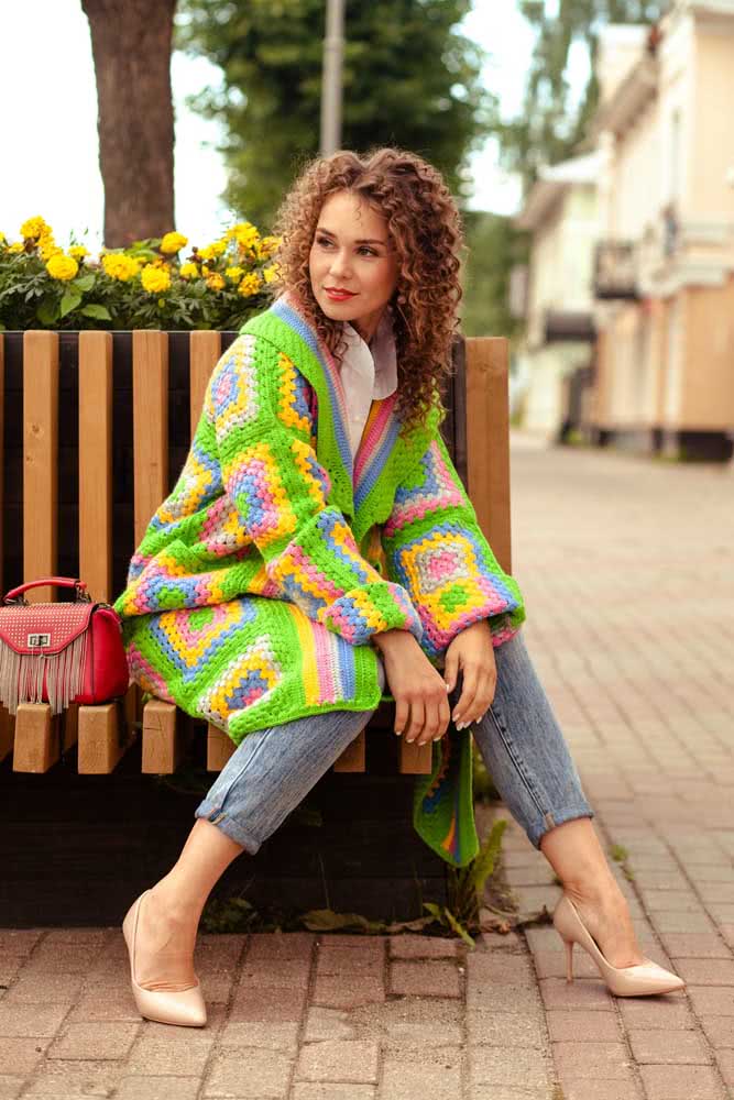 Aliás, os casacos de crochê são peças cheias de estilo e que podem ser usadas até mesmo para compor looks de trabalho mais descontraídos.